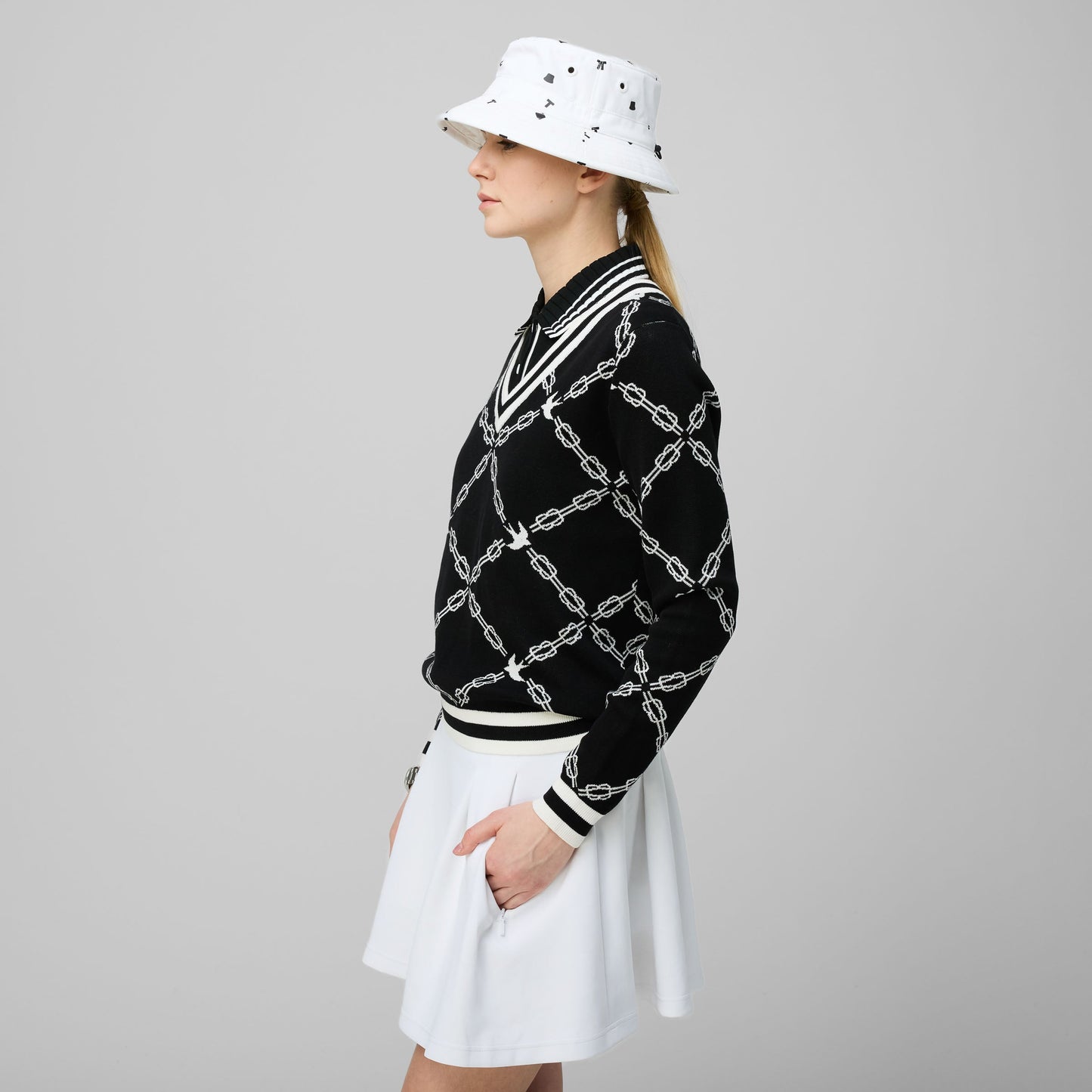 Birdie Links V-Neck Jacquard Sweater - Black/White